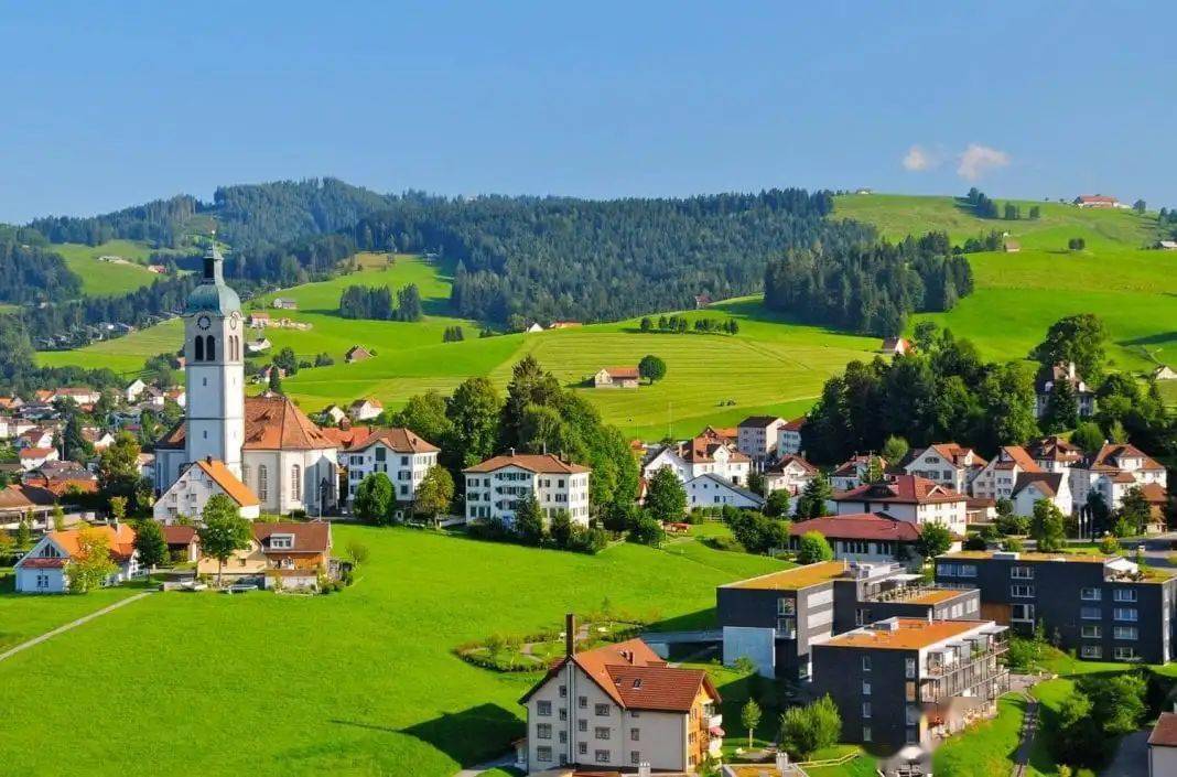 时至今日,这个瑞士桃花源也依然维持着传统生活,以农业和旅游业为主