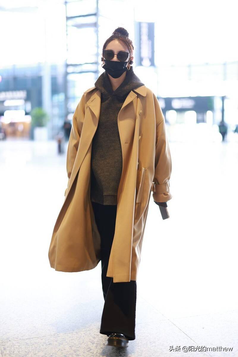 街拍张雨绮灰色连帽卫衣卡其色风衣喇叭裤休闲时髦