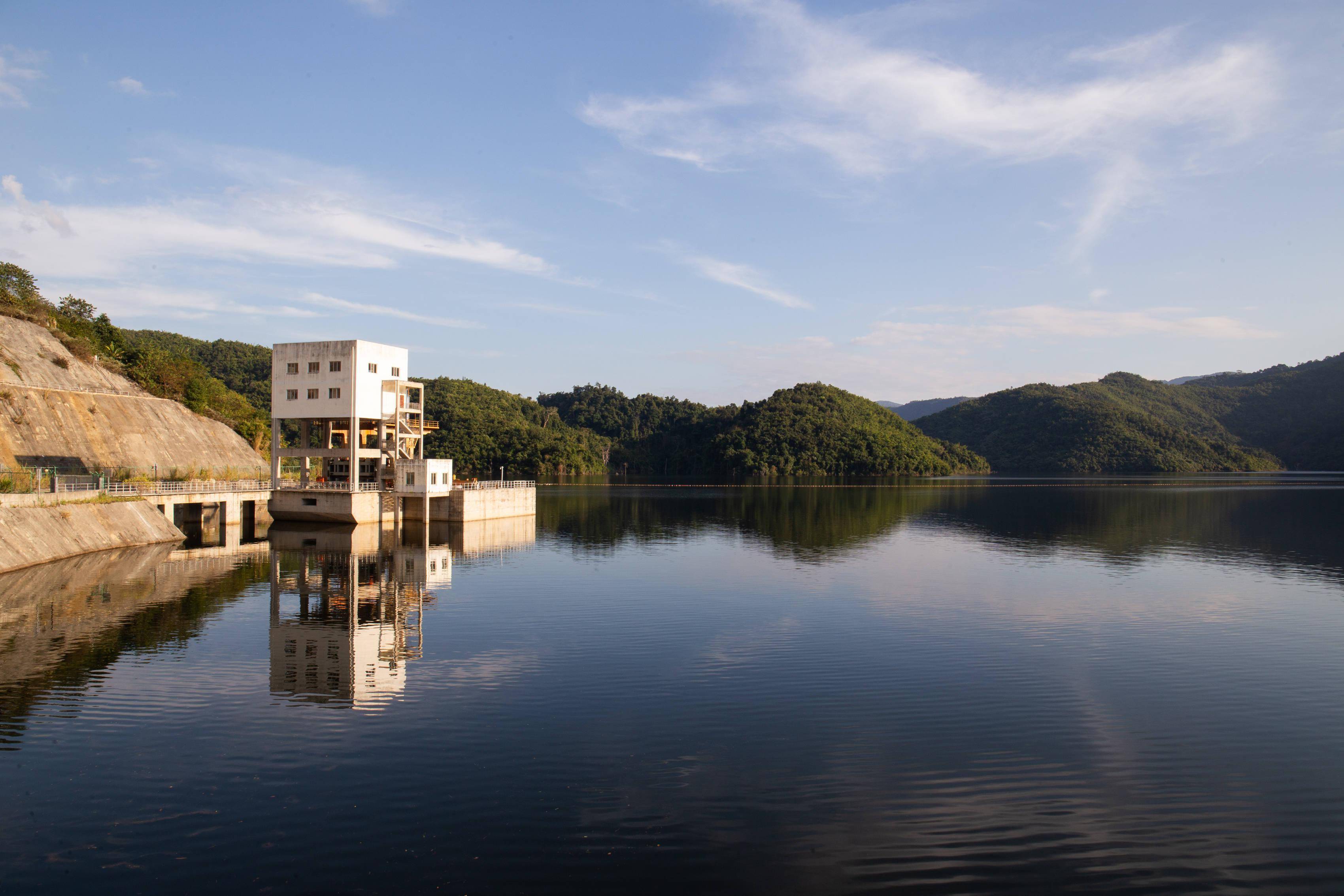 通讯:中企在老挝援建学校善尽社会责任_新华社_南村_哈南