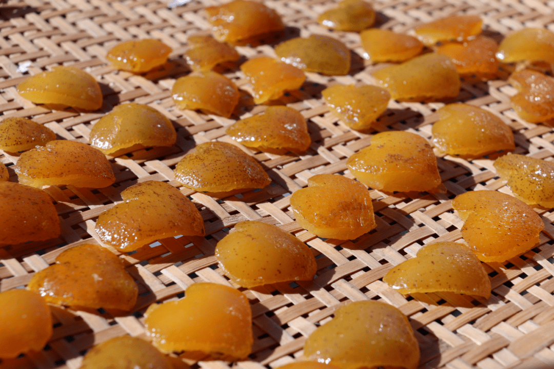 来吧,品一品常山的胡柚,慈溪的瓷,在这丝丝甜甜里,渗入了牵挂,和生生