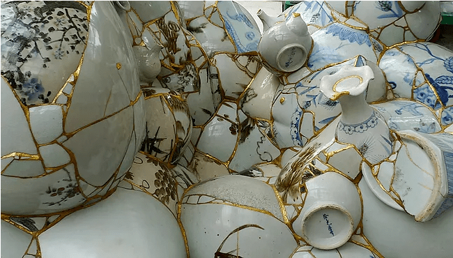 破碎的瓷器碎片在yeesookyung的雕塑中优雅地被粘合