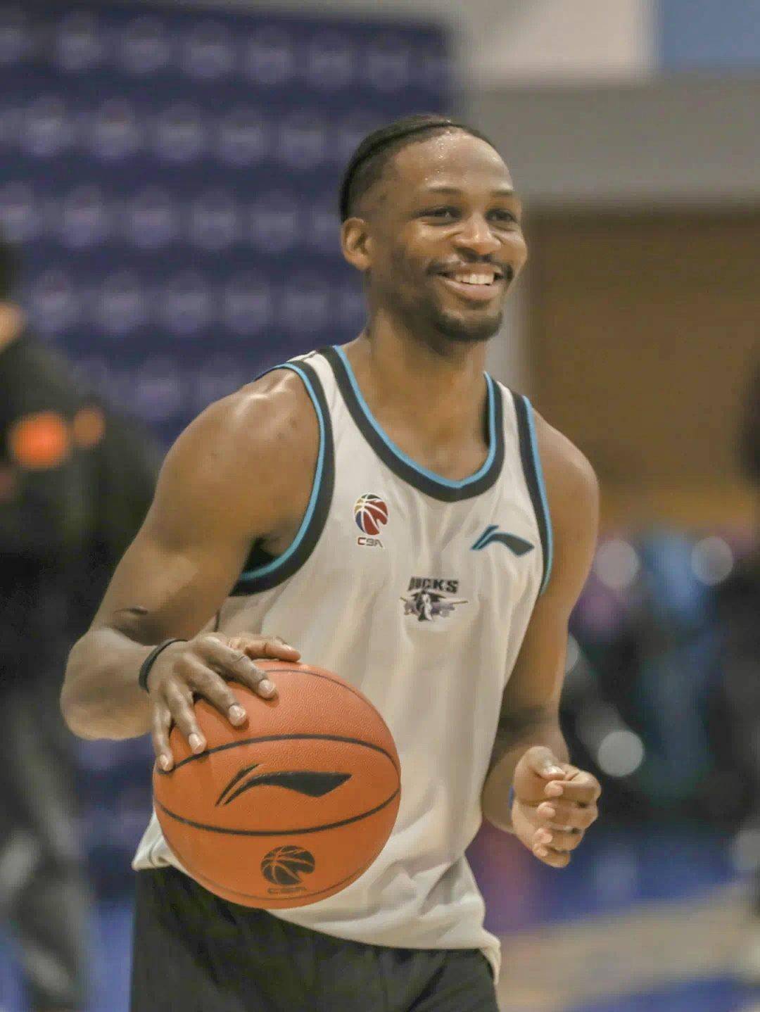 吉布森|吉布森狀態(tài)保持良好，首鋼敲定三外援仍有意大漢