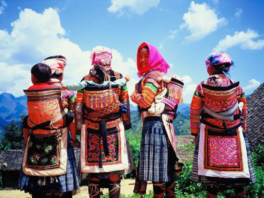 苗族:"远古的迁徙"02壮族黑地富贵双全字纹刺绣背带心壮族动物花蝶纹