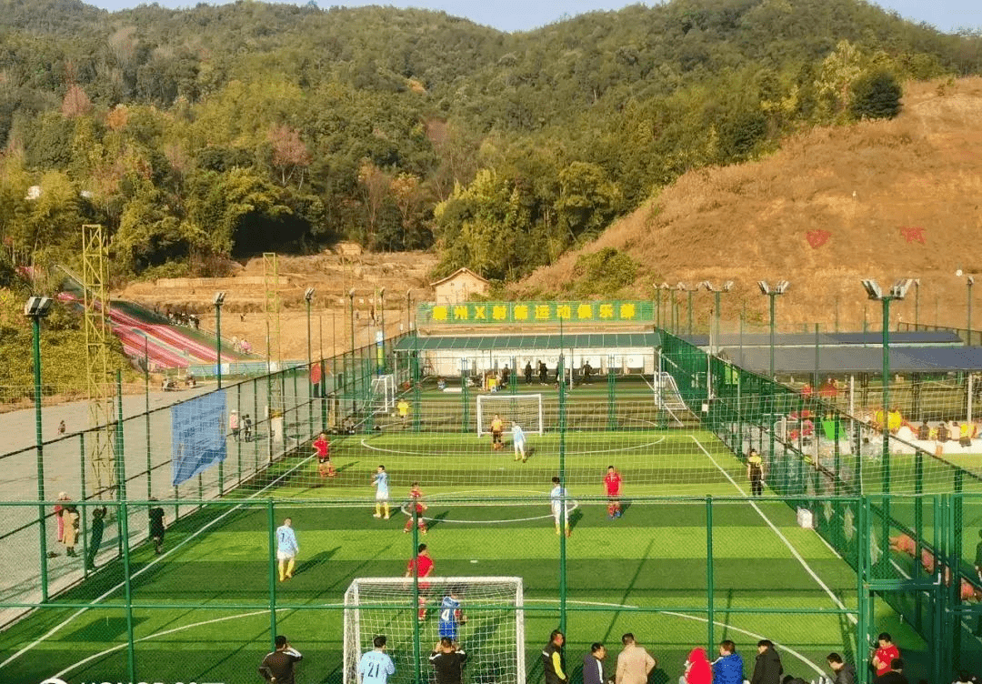 我市章贡区第四届五人制足球联赛机关组比赛在罗坑体育小镇开赛