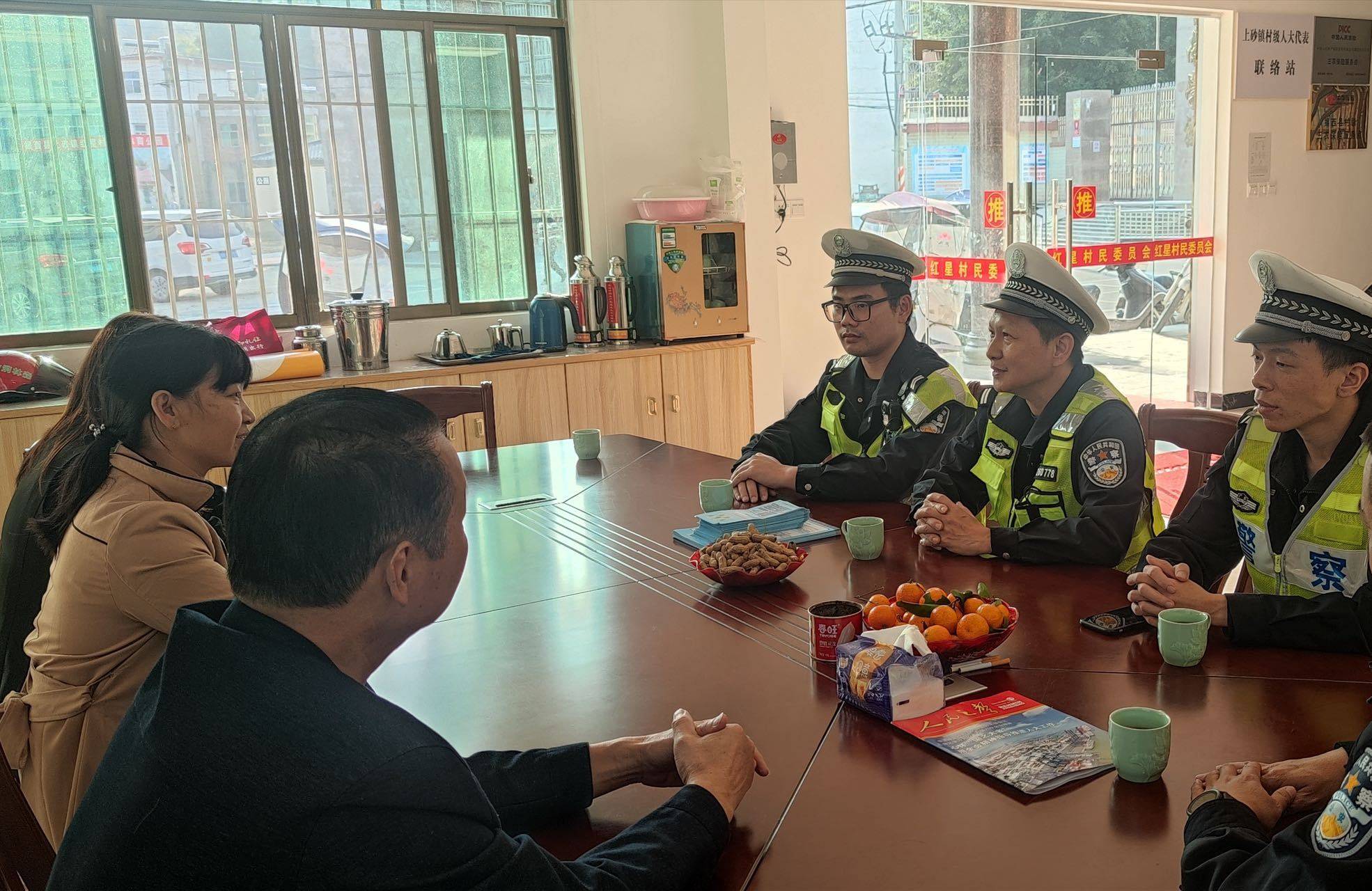 活动中,宣传团队先来到揭西县红星村委会,通过向村干部,村民现场讲解