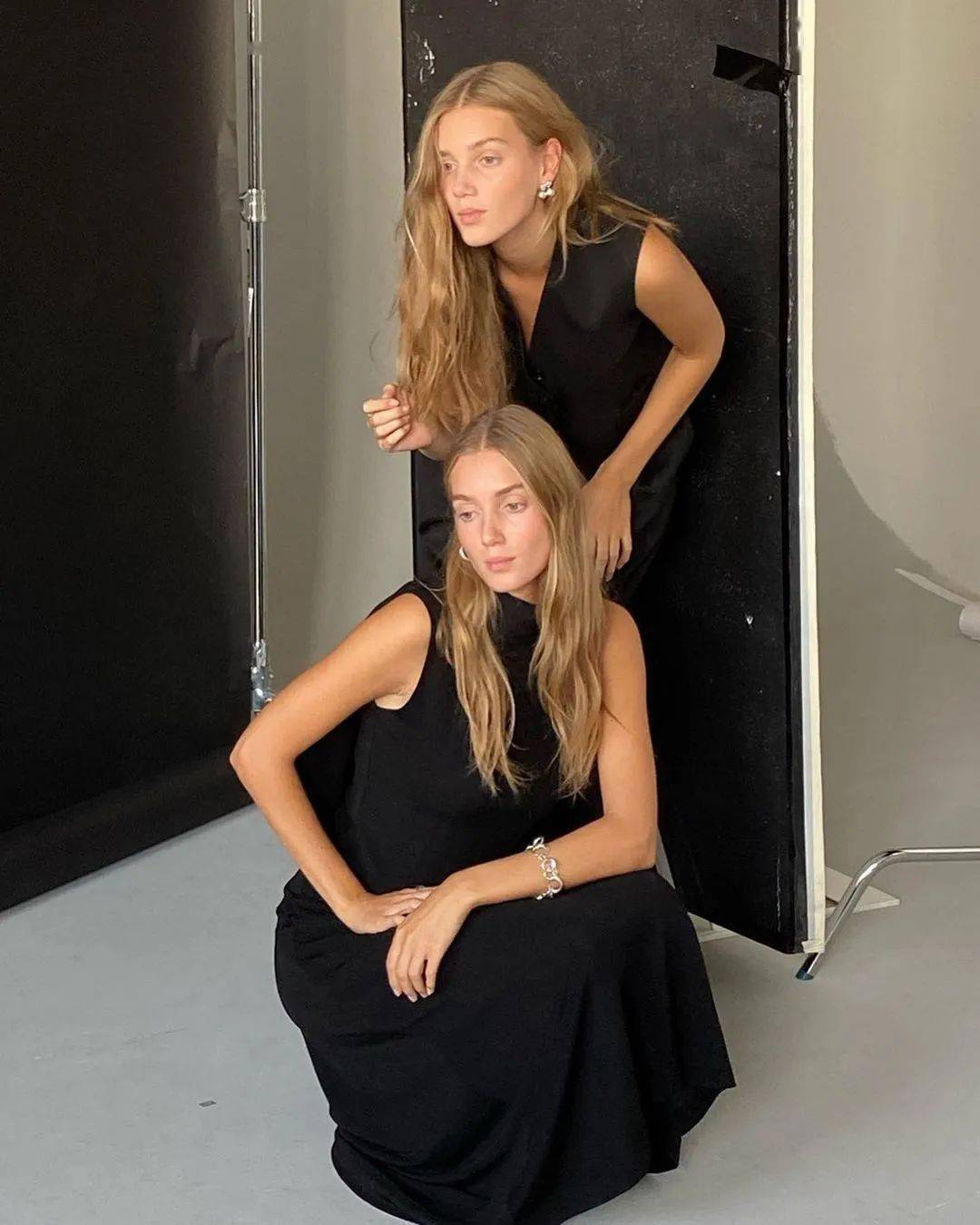 今年秋冬穿搭的天花板是这对双胞胎模特姐妹花