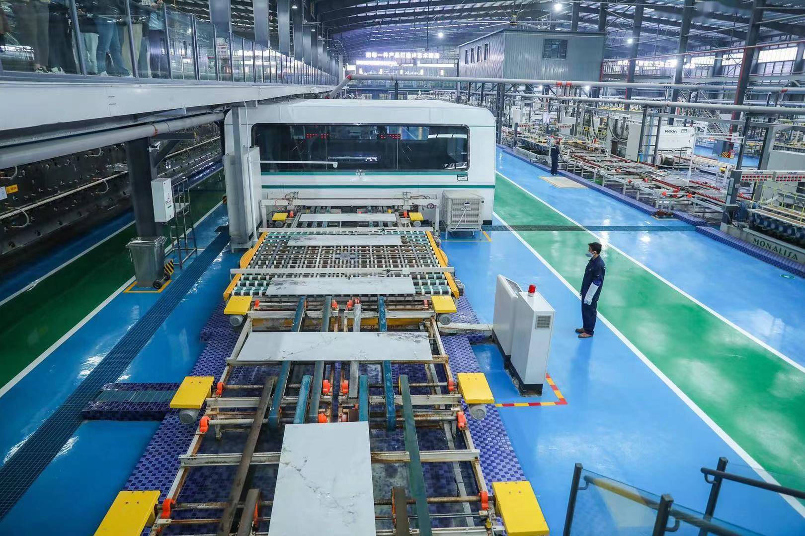 这个陶瓷生产车间智能又干净!