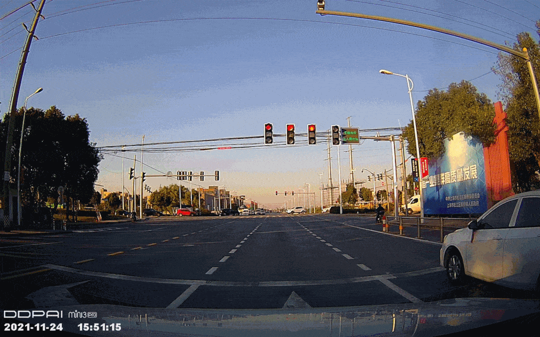 五岔路口红绿灯多了通行效率却提升了松江是怎么做到的