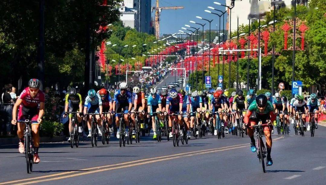 的横峰激情上演2021环鄱阳湖自行车精英赛(上饶·横峰站)一场激动人心