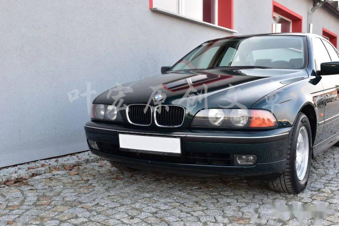 和上一代宝马5系相比,这代车型的内饰设计感更强,做工也更精致,进步