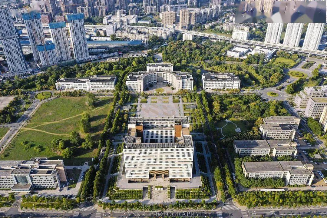 图/武汉理工大学公众号南湖校区:图/武汉理工大学公众号宿舍:四人间和