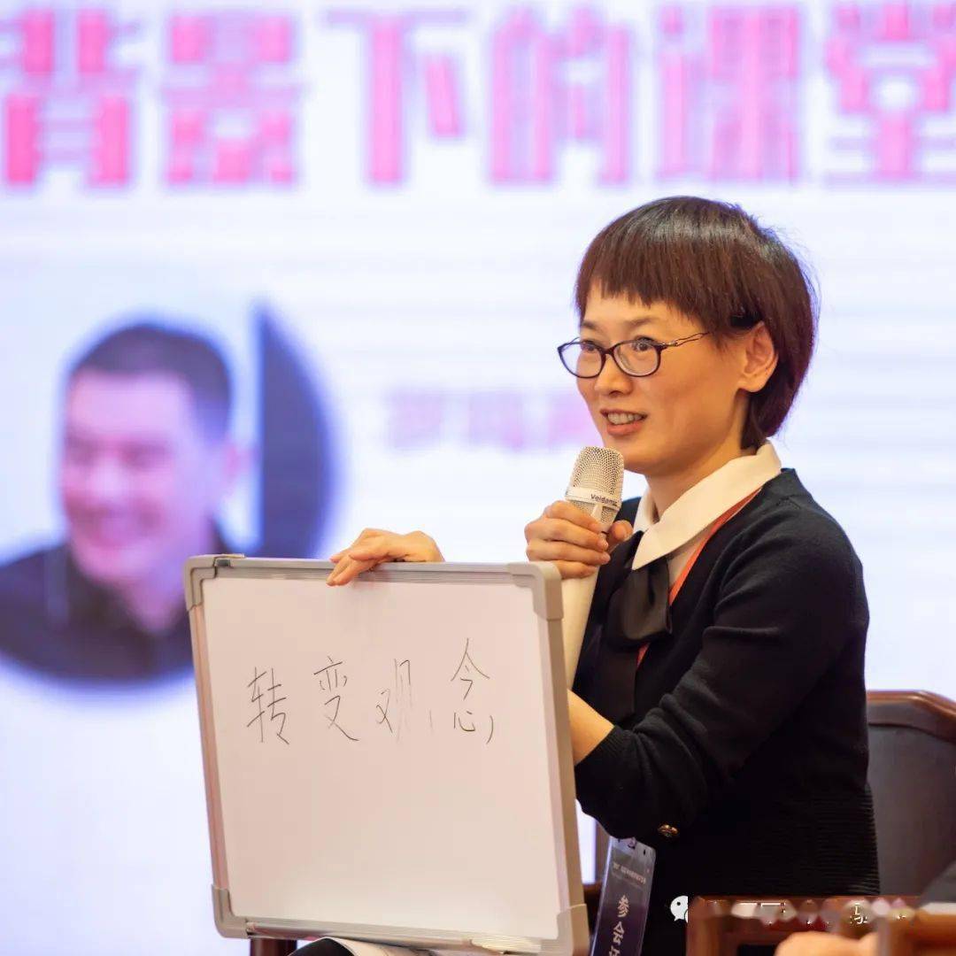 第二环节是沙龙活动,由省普教室小学数学教研员罗鸣亮老师主持.