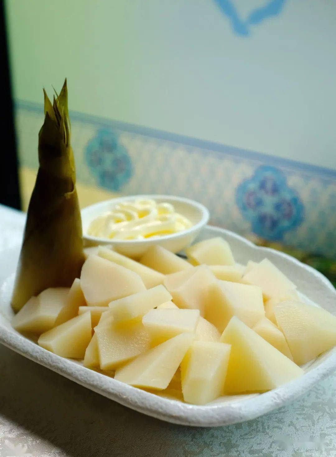 到了夏天还会有绿竹笋,嫩而不涩,妙在蘸色拉酱,那甜甜的人工合成奶味