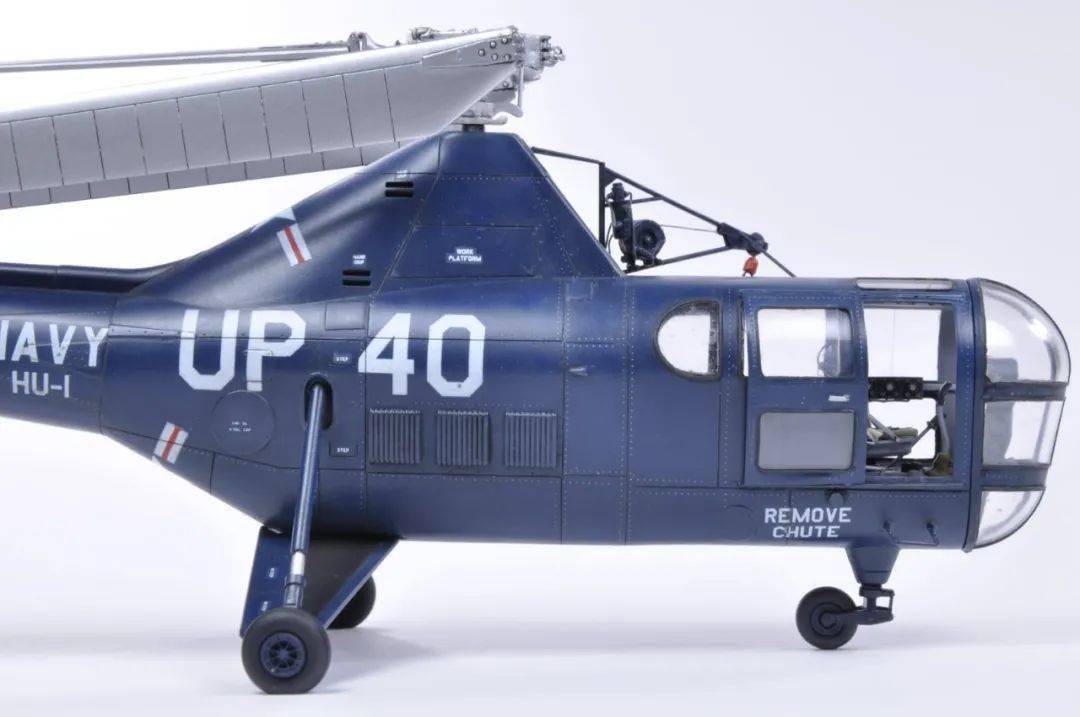 暴风雪中的小蜻蜓ho3s1直升机