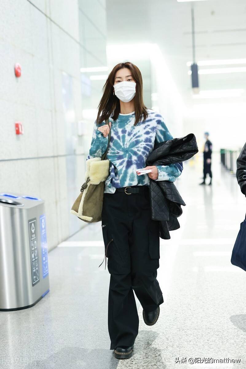 街拍刘雯穿扎染卫衣配阔腿裤现身机场模特大长腿风范超足