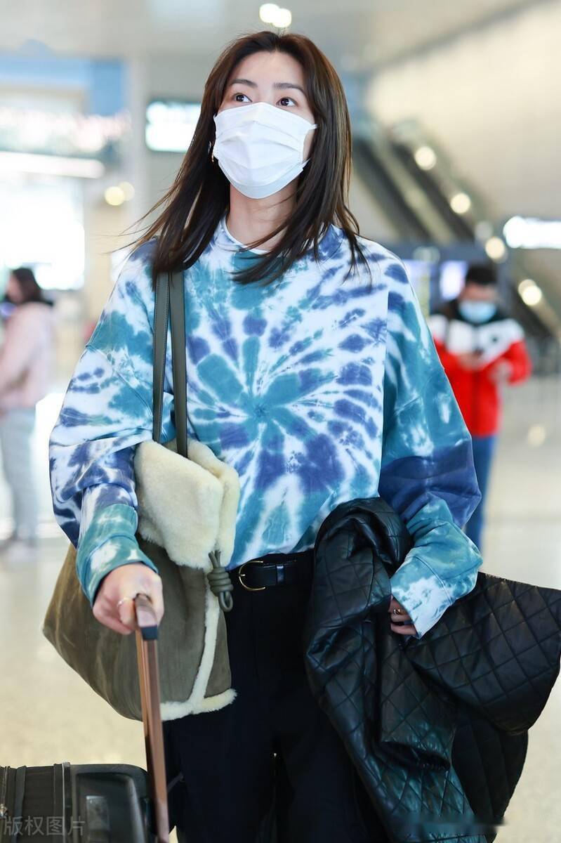 穿蓝色扎染卫衣搭配黑色阔腿裤休闲时尚,模特大长腿风范超足.