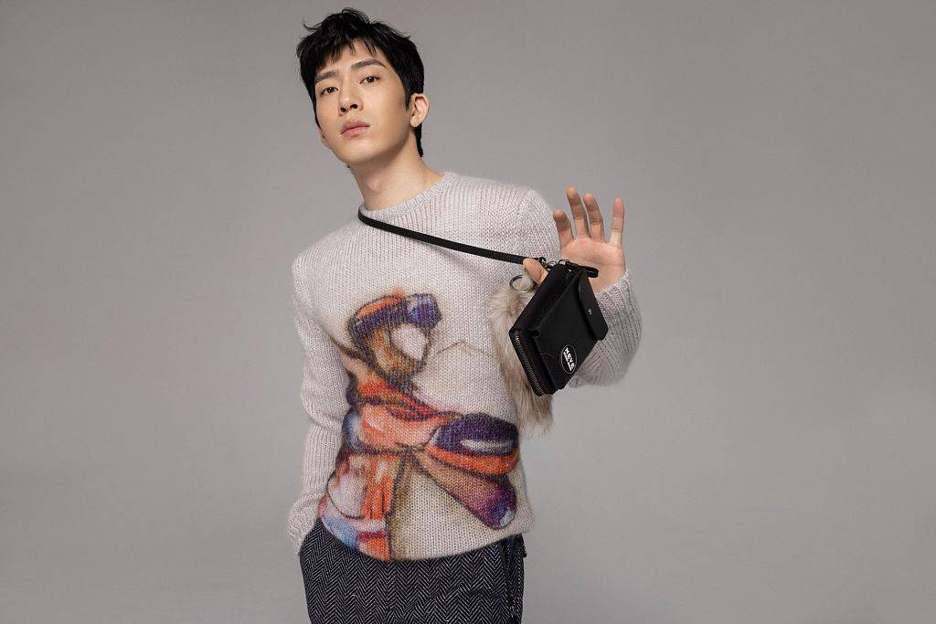 井柏然身着印花毛衣温柔软糯演绎冬日动感新时尚