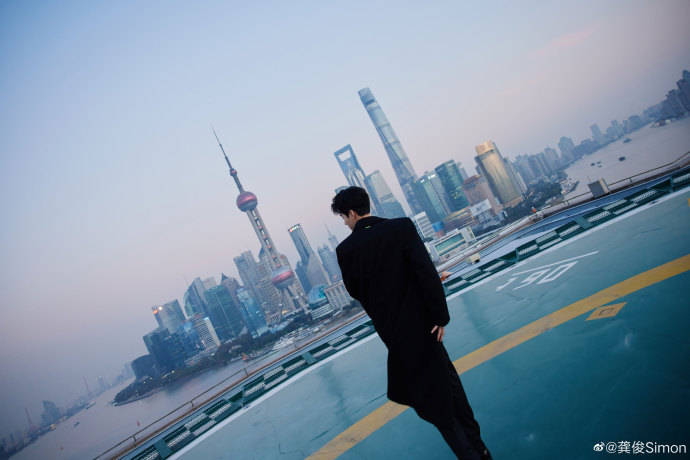 龚俊冬至氛围感大片人形拐杖上线