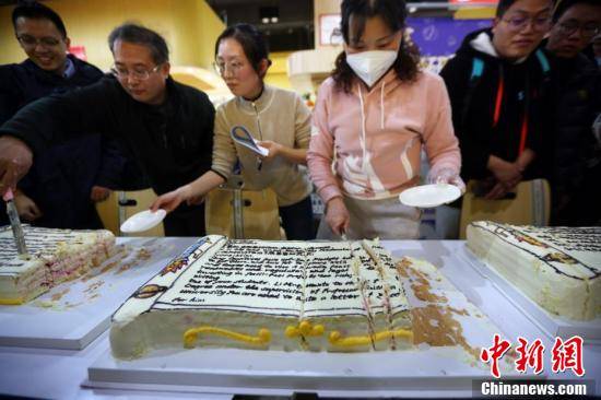 考生|南京航空航天大学派发“考研蛋糕”祝福考生