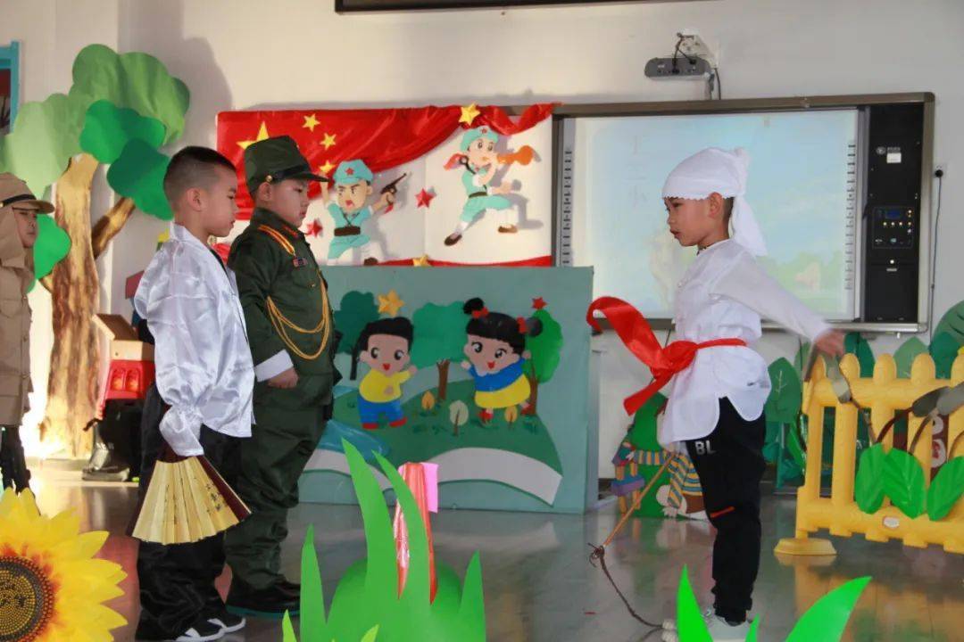 856幼儿园开展红心向党致敬英雄庆祝建党100周年儿童剧展演活动