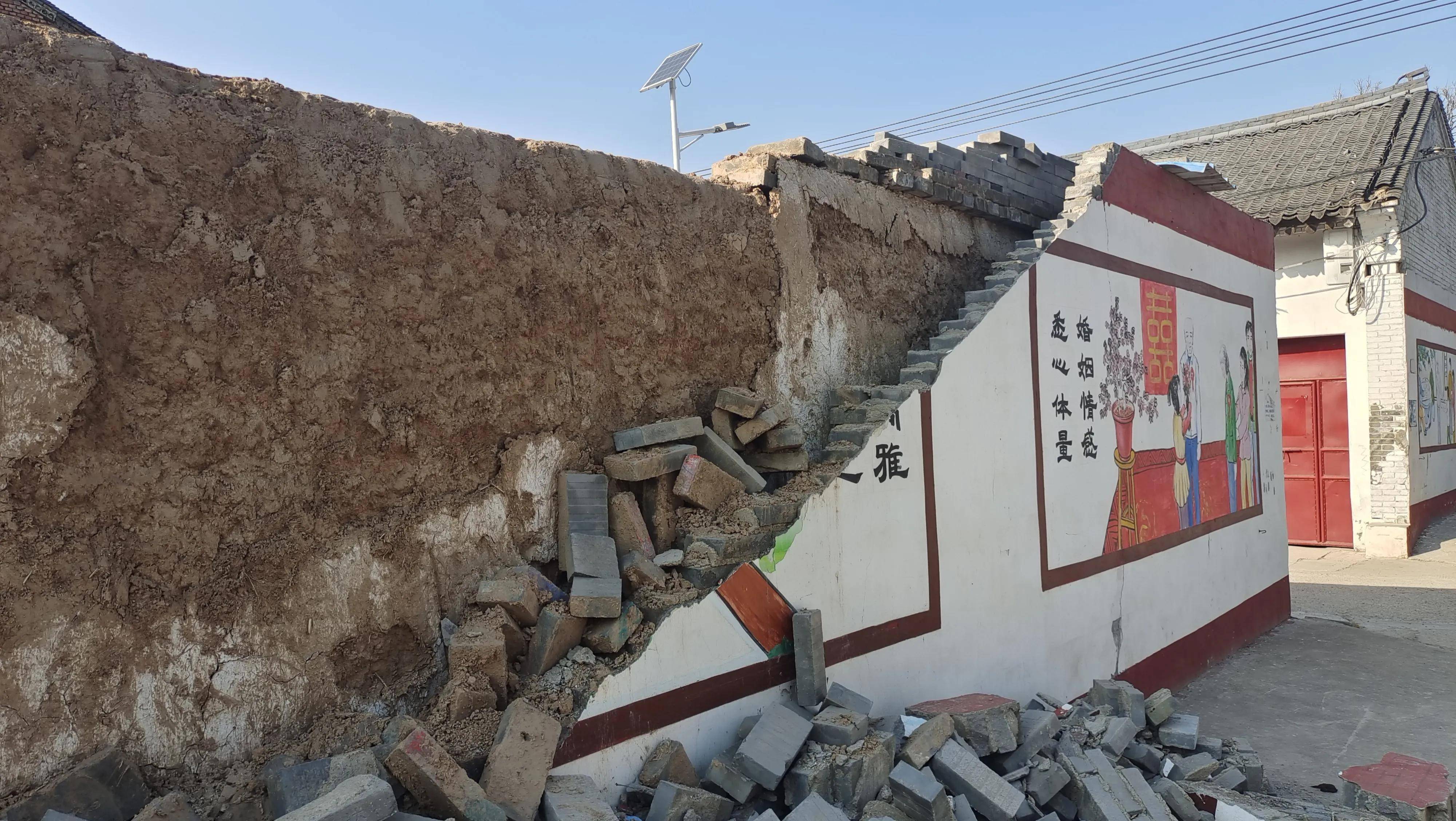 新农村遮丑墙倒塌露出了黄土墙打谁的脸伤谁的心