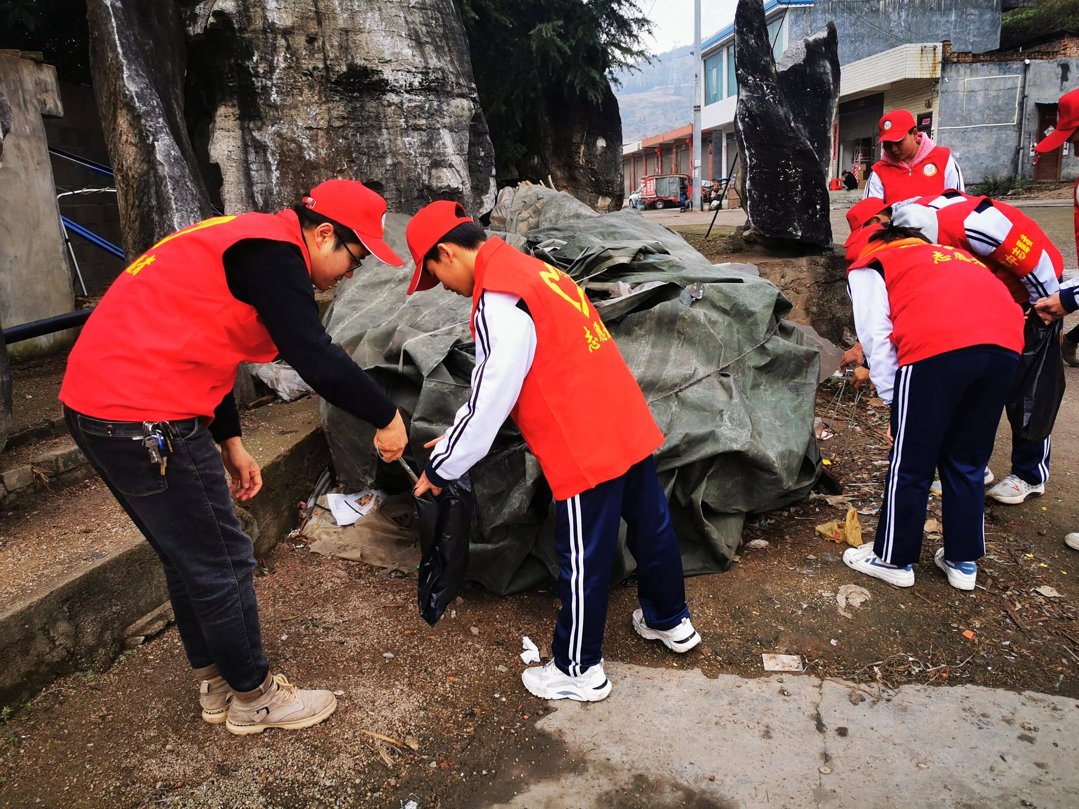 盘州市第九中学组织青年志愿者开展村居环境卫生整治志愿服务活动