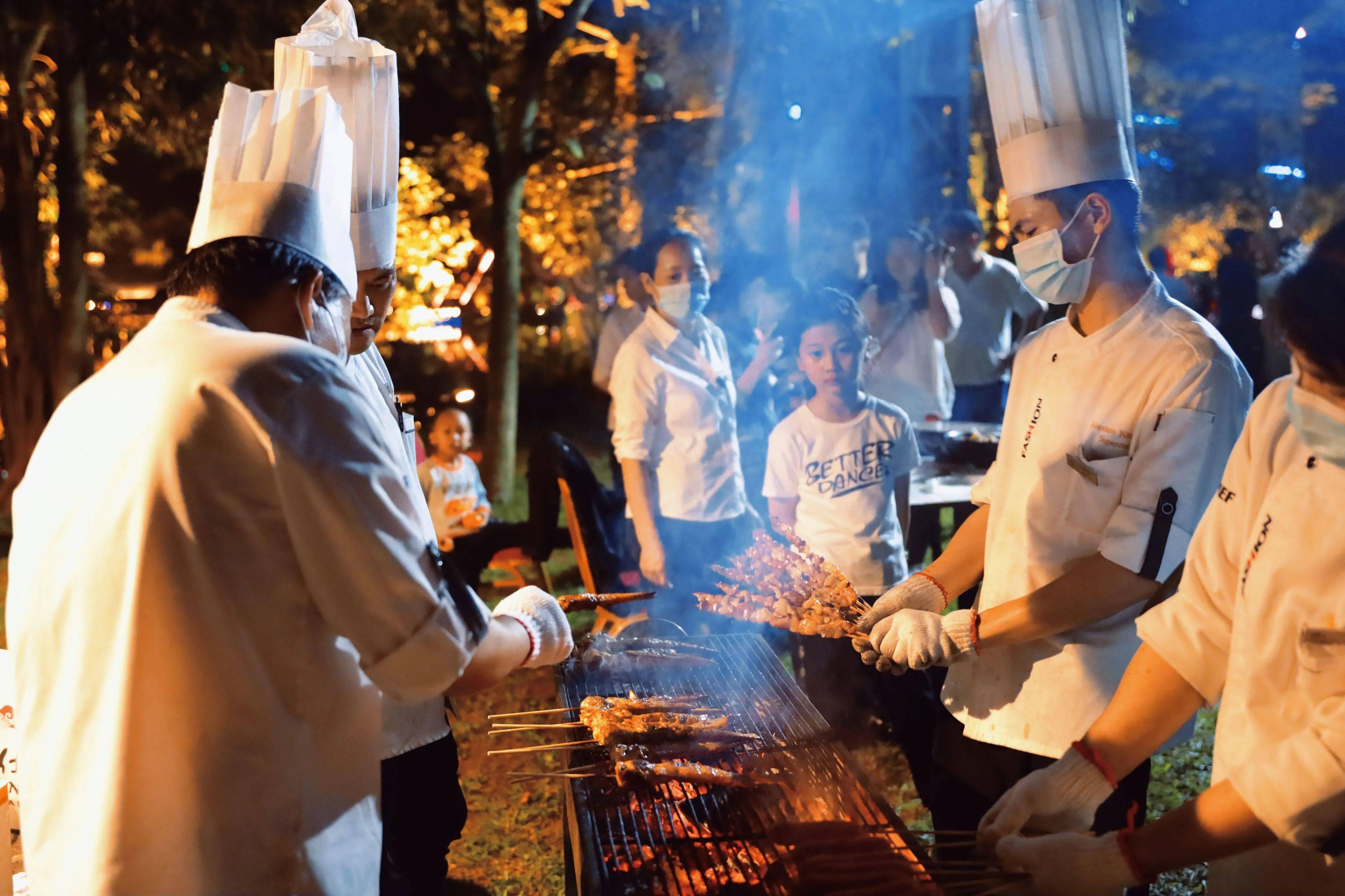 的时光似乎怎么也不够,这里有更多的选择,夜色下盛大的露天烧烤派对