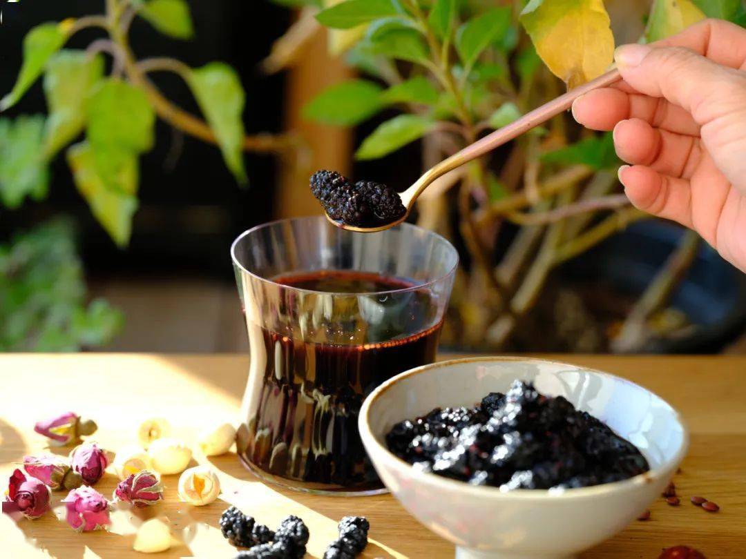 里面还是大颗粒的饱满桑果,却又不似果茶那样讨好你