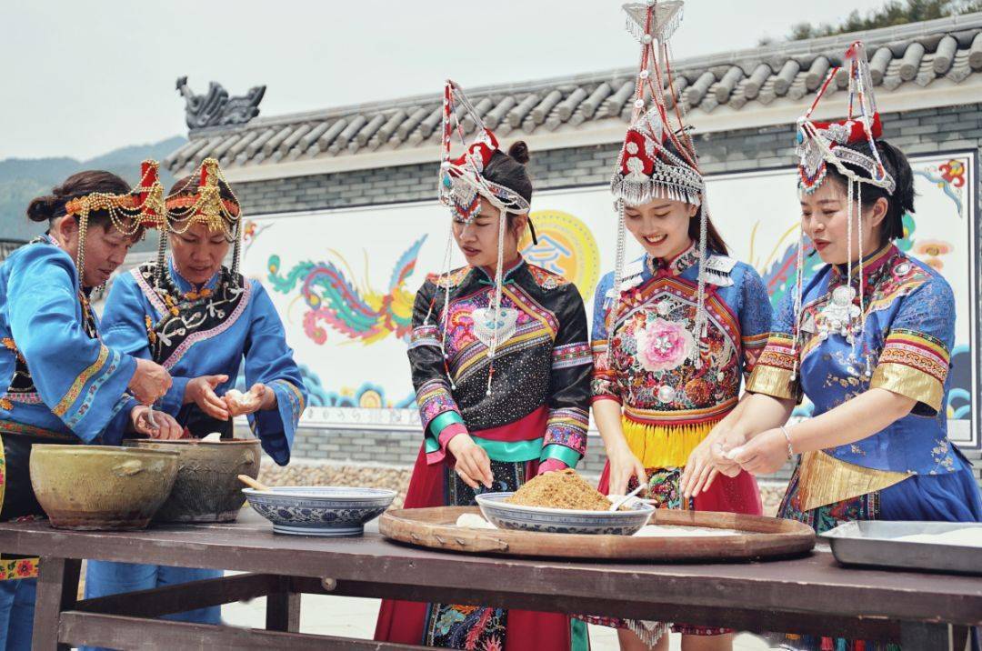 畲族妇女服饰以象征万事如意的凤凰装独具特色,即在服饰和围裙上刺绣