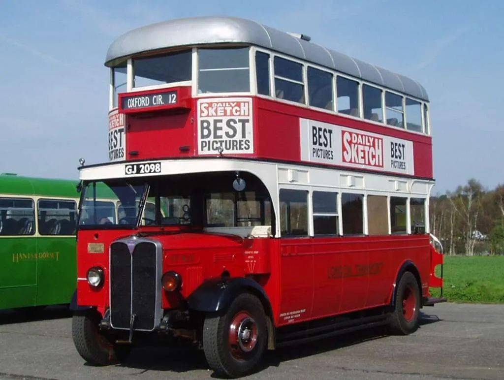 英国aec的摄政王双层客车大红涂装成为伦敦标志上