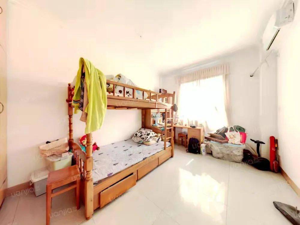 是房改房,实用大两房两厅,南北对流,电梯中低层,装修保养不错,房产证