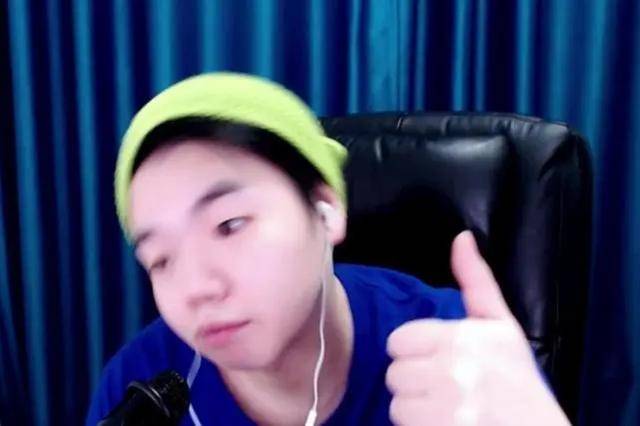 t0美腿女神卢卢biu带来直播首秀相约张老三进行qq飞车手速挑战