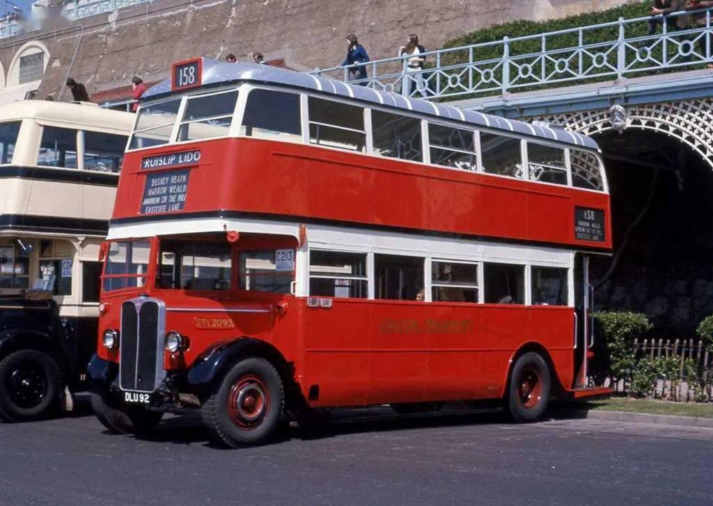 英国aec的摄政王双层客车大红涂装成为伦敦标志上