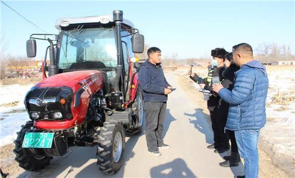 阜新彰武县局交警大队联合农业农村局走进冯家镇开展道路交通安全宣传