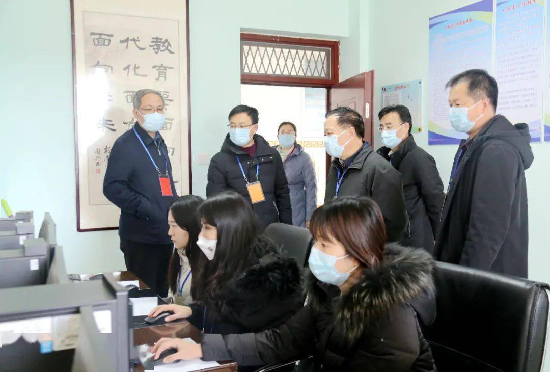 高月波一行到市新营小学,日照一中东校实地查看了入校防疫通道,监考