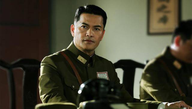 这里,我先带大家回忆一下吕良伟是谁,如果你是一个香港老电影的忠实