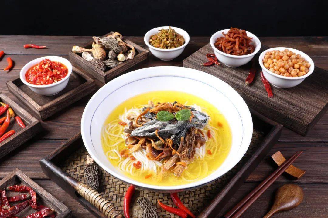 乌鸡米粉好吃的秘籍『 8小时熬制』每日8小时现熬乌鸡汤,煮到骨头酥烂