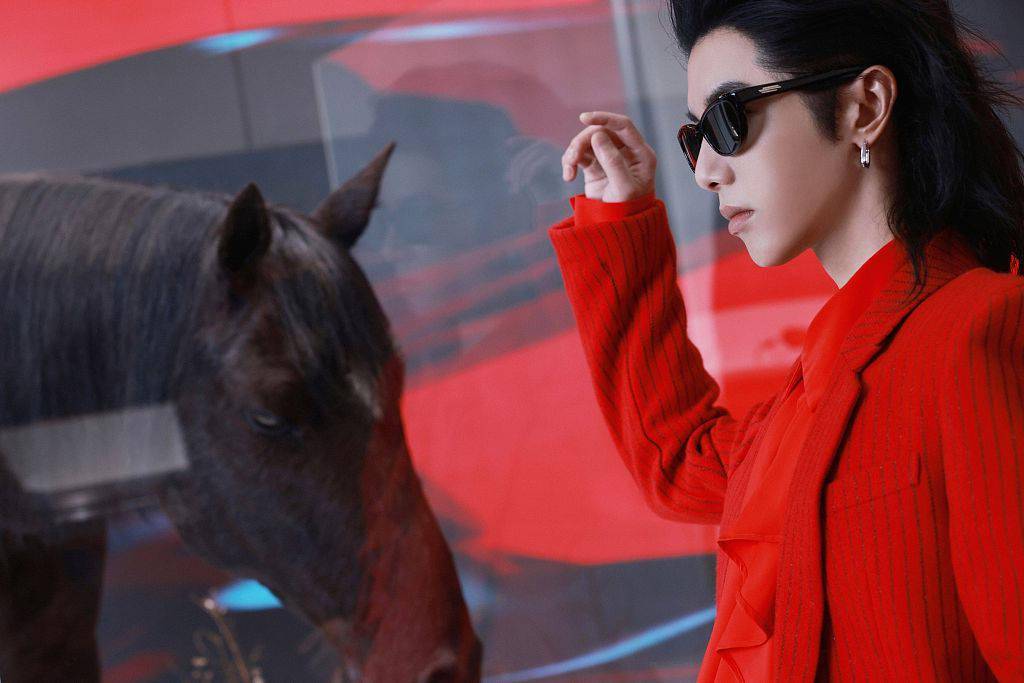 华晨宇红西装墨镜大片满满未来感背头造型诠释时尚态度