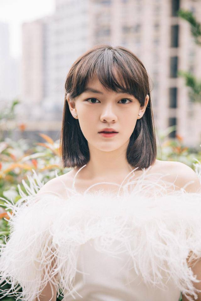 16岁文淇瘦出颜值巅峰穿白色羽毛一字肩礼服锁骨精致美呆了