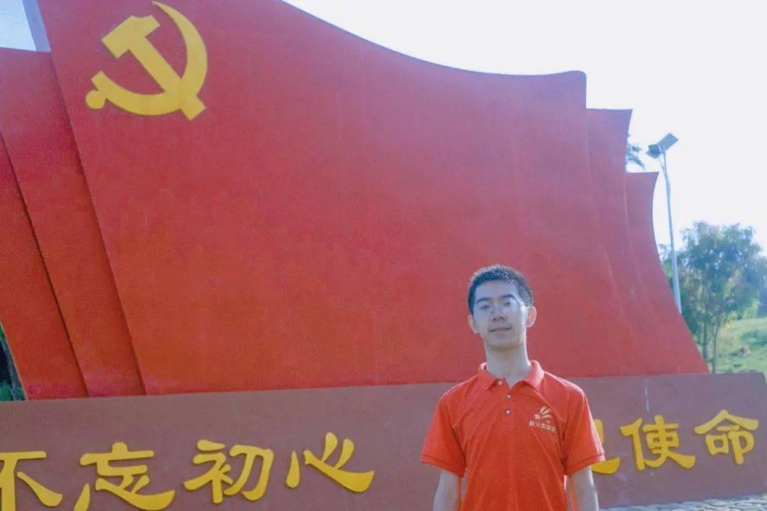 曾俊健同学在学习上刻苦认真,一丝不苟,学习成绩排名前列,综合测评均