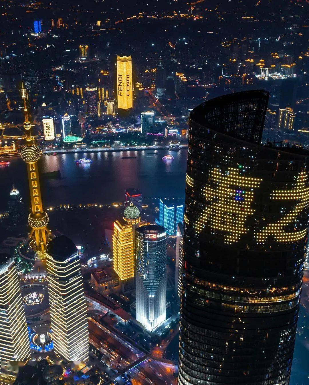 标志性的罗马黄映射夺目光芒在上海外滩建筑群环球港双子塔及北京