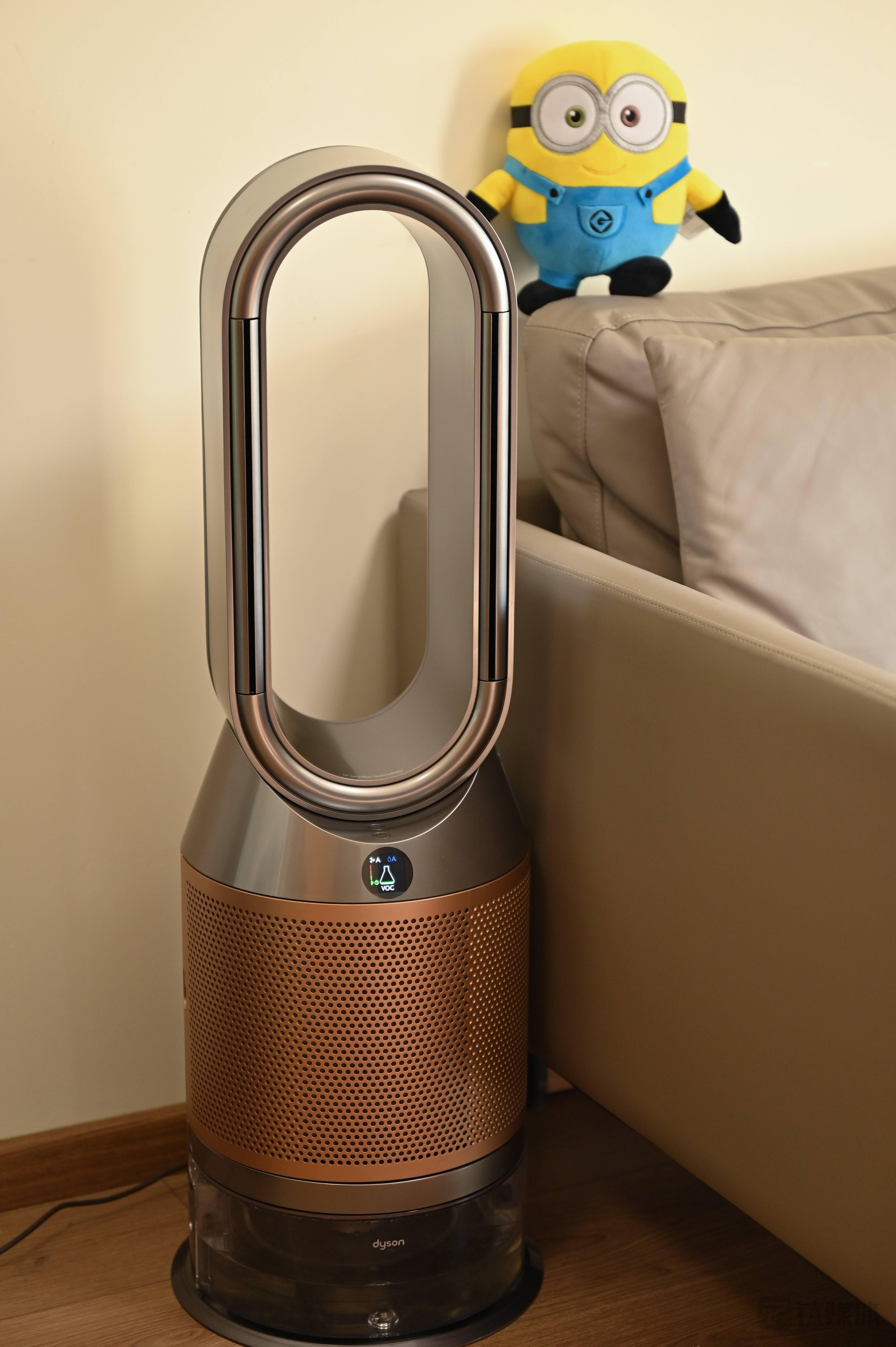 该产品最大的特点就是让传统的加湿器和空气净化器合二为一,从而让