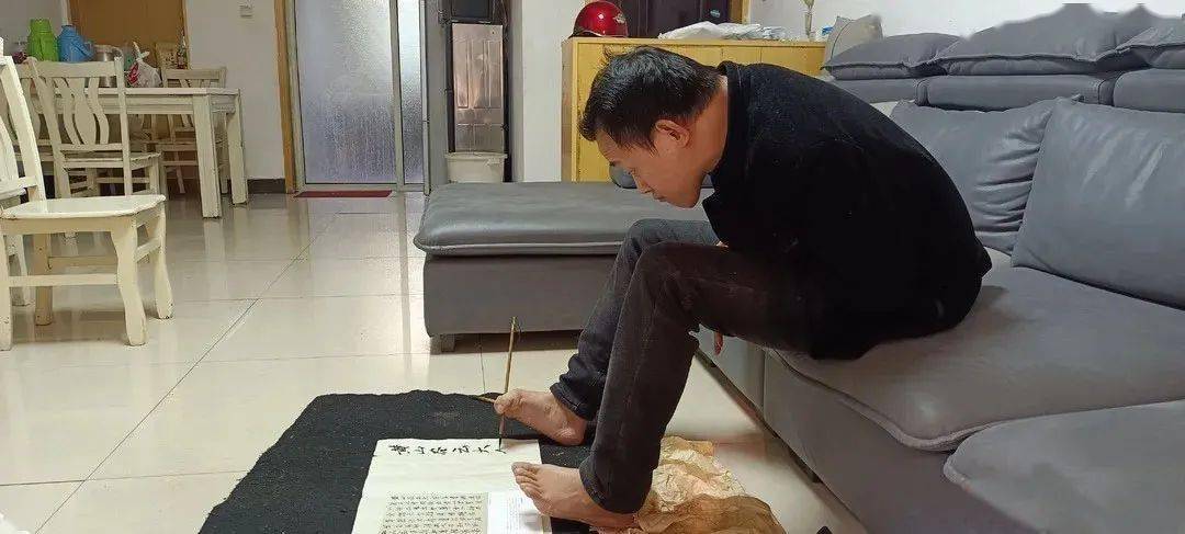 雷声响拜师书法家张锡良更何况用脚写书法用脚写字已是难事只能用脚提