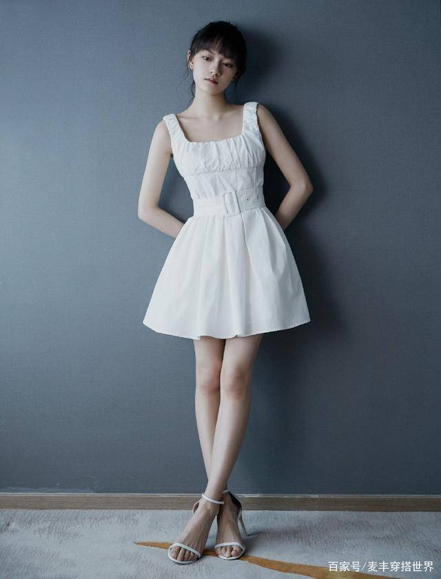 她是新生代四小花旦之一,白色吊带裙出席活动,这才是少女的模样_文淇