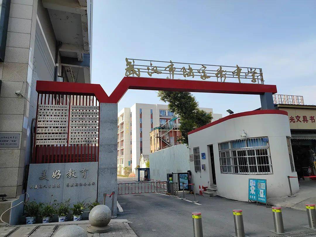 张家湾站设a,b,c,d四出入口,d出口靠近武汉市张家湾中学.