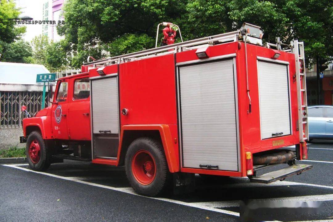 曾经的主战长头eq140底盘水罐消防车