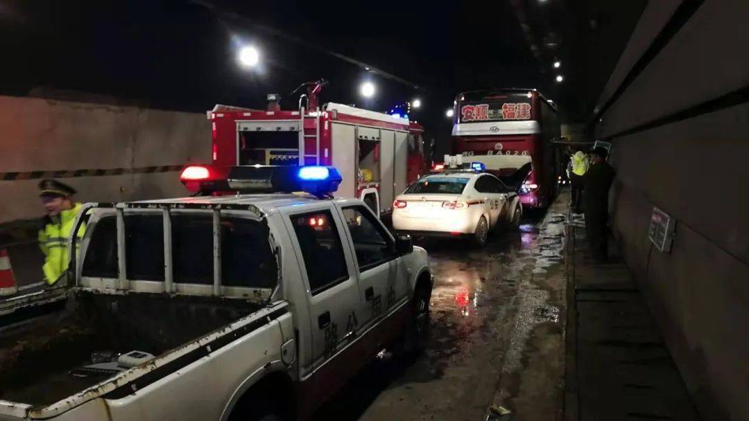 大客车雪夜失火雪峰山隧道 42名司乘无一受险_人员_管理_路面