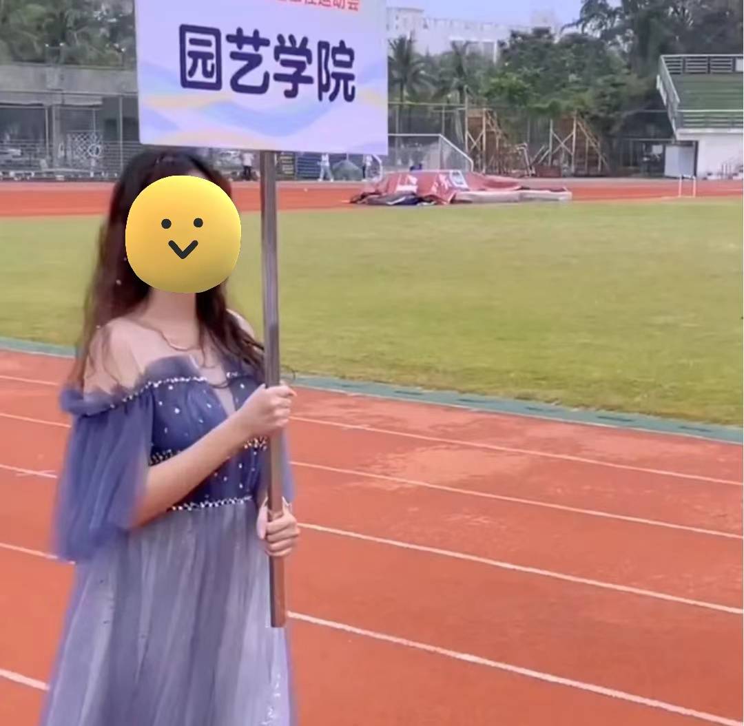 大学生运动会变礼服走秀场 女引导员服装引争议 这么穿合适吗 女生 方阵 衣着