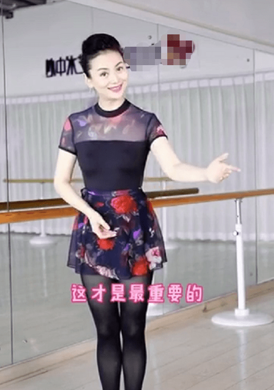 朱军老婆谭梅教跳舞,近照气质出众,穿紧身裙大秀纤细身材_舞蹈_视频