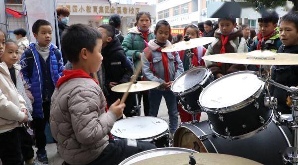 贵州|氛围拉满！一群小学生围着架子鼓合唱！贵州这群小朋友“火了”